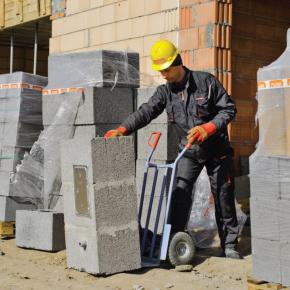 Scalona podstawa komina daje ważący około 100 kg element, który nawet jedna osoba może łatwo przewieść przy pomocy taczki do skrzyń, lub innej dwukółki.